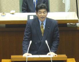 決算反対討論をする松坂県議＝１２月１６日、和歌山県議会