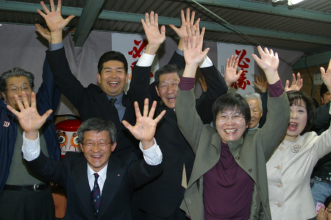 楠本文郎(前左) 田端範子(前右) 橋本武人(田端さんの斜め後)松坂英樹県議(楠本氏の後)