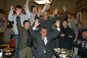 当選した川出純氏(前列中央)