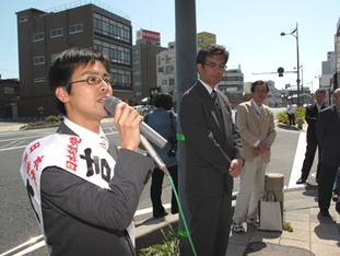 日本共産党躍進を訴える(左から)吉田予定候補、宮本議員ら=5月16日、和歌山市