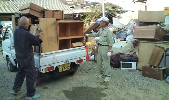 ゴミを軽トラックに積み込む杉原市議(右)ら=9月8日、新宮市