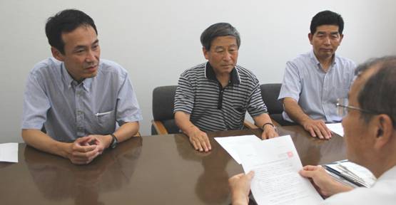 徹底解明を申し入れる県議団=8月1日、和歌山県庁